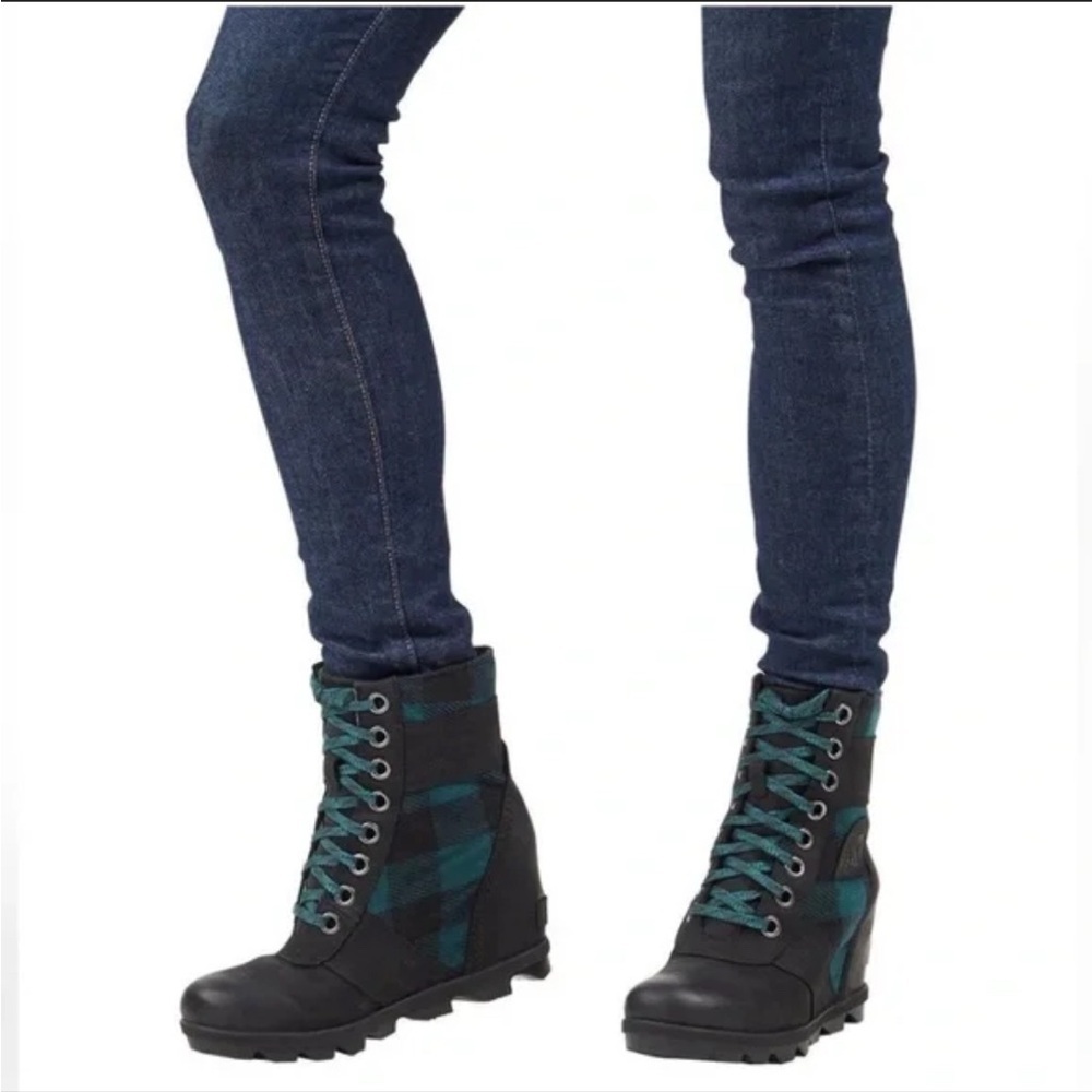 Sorel Black and Teal Lace Up Boots